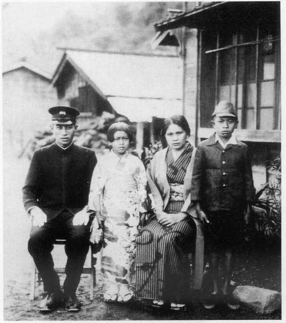 中山清（高永清）與初子全家合影，右一為初男（花岡一郎遺腹子），左二為女兒清子，1944年於川中島。